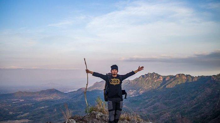 GUNUNG DI SUKOHARJO - Seorang pendaki berdiri di puncak Gunung Gajah Mungkur, Sukoharjo, Jawa Tengah. Jawa Tengah, beberapa waktu lalu. Begini asal-usul Gunung Gajah Mungkur. (Kompas.com/Anggara Wikan Prasetya)