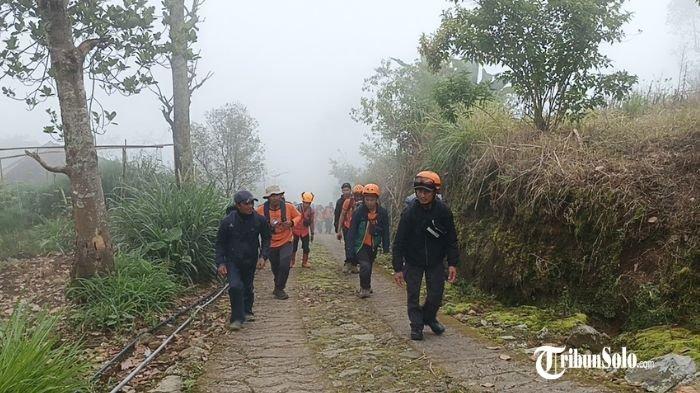 CARI SURVIVOR - Tim relawan kembali diterjunkan untuk melakukan penyisiran survivor yang hilang di gunung Merbabu, Selasa (22/4/2025). Seorang pendaki yang naik dari jalur ilegal di Boyolali hilang.