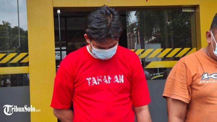 TERCIDUK : Seorang perangkat Desa Katelan, Kecamatan Tangen, Kabupaten Sragen, Yuda (kiri) bersama temannya Sujat (kanan) ditangkap karena menjadi pengguna sabu, saat dihadirkan di Mapolres Sragen, Selasa (11/3/2025). Keduanya kini telah ditahan di rutan Polres Sragen untuk mempertanggung jawabkan perbuatannya.
