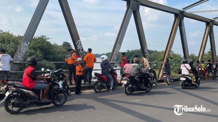 PERCOBAAN BUNUH DIRI - Seorang perempuan lanjut usia berinisial S (60) melakukan percobaan bunuh diri dengan cara melompat ke sungai Bengawan Solo dari Jembatan Pondok, Kecamatan Grogol, Kabupaten Sukoharjo, pada Senin (2/6/2025) siang. Aksi tersebut pertama kali diketahui oleh warga yang tengah melintas di sekitar lokasi kejadian.