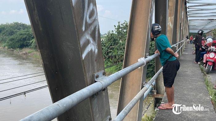 PERCOBAAN BUNUH DIRI - Seorang perempuan lanjut usia berinisial S (60) melakukan percobaan bunuh diri dengan cara melompat ke sungai Bengawan Solo dari Jembatan Pondok, Kecamatan Grogol, Kabupaten Sukoharjo, pada Senin (2/6/2025) siang. Aksi tersebut pertama kali diketahui oleh warga yang tengah melintas di sekitar lokasi kejadian.