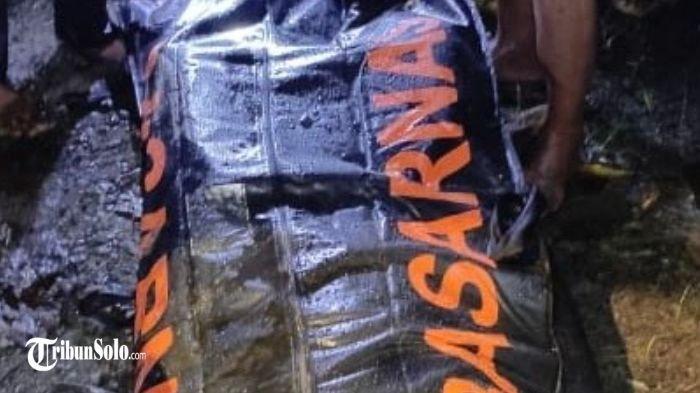 TEWAS TENGGELAM - Seorang remaja laki-laki berinisial RAK (16) ditemukan meninggal dunia setelah tenggelam di Waduk Gajah Mungkur, Desa Glesungrejo, Kecamatan Baturetno, Kabupaten Wonogiri, pada Sabtu (14/6/2025) sore. Sekitar pukul 19.15 WIB, tubuh RAK akhirnya ditemukan dalam keadaan sudah tidak bernyawa.