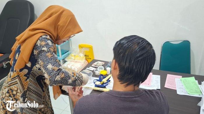 LAYANAN KESEHATAN - Ilustrasi masyarakat mengakses layanan kesehatan, belum lama ini. Sebanyak 7.900 kartu Penerima Bantuan Iuran (PBI) Jaminan Kesehatan Nasional (JKN) milik warga Sragen dinonaktifkan.