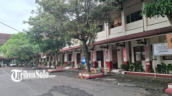 Sepinya Kantor Pemkab Sragen yang lama, berlokasi di depan Alun-alun Sragen pada Senin (9/12/2024).