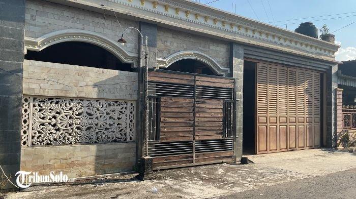 RUMAH EKS KADES - Setelah resmi ditetapkan sebagai tersangka dalam kasus penyelewengan Dana Desa oleh Kejaksaan Negeri (Kejari) Sukoharjo, suasana kediaman mantan Kepala Desa Godog, Agus Adi Setiawan, tampak sepi dan tertutup, Rabu (4/6/2025). Pagar rumah tertutup rapat, dan tidak tampak satu pun anggota keluarga atau kerabat yang keluar dari dalam rumah.
