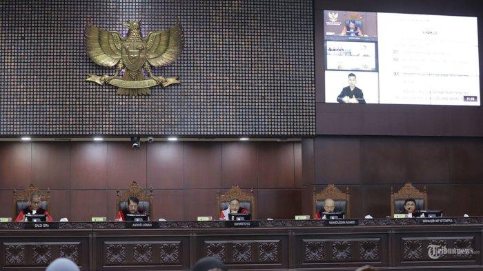 Suasana sidang permohonan uji materil Pasal 169 huruf q Undang-Undang (UU) Nomor 7 Tahun 2017 tentang Pemilu yang mengatur batas usia minimal calon presiden (capres) dan calon wakil presiden (cawapres) di Mahkamah Konstitusi (MK), Jakarta, Senin (16/10/2023). Mahkamah Konstitusi menolak gugatan batas usia capres-cawapres menjadi minimal 35 tahun dengan dua hakim yang berbeda pendapat atau dissenting opinion yakni Suhartoyo dan Guntur Hamzah.