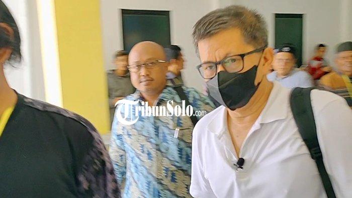 Rocky Gerung dihadirkan dalam persidangan Penulis buku Jokowi Undercover, Bambang Tri Mulyono, dan Sugi Nur Rahardja (Gus Nur). Dia didatangkan menjadi saksi ahli terdakwa sebagai seorang ahli filsafat di Pengadilan Negeri Surakarta, Kamis (9/3/2023).