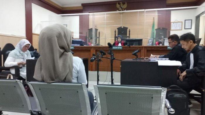 Terdakwa kasus penipuan preorder iPhone Rihani menjalani sidang pembacaan nota pembelaan atau pleidoi di Pengadilan Negeri Kota Tangerang, Senin (27/11/2023).
