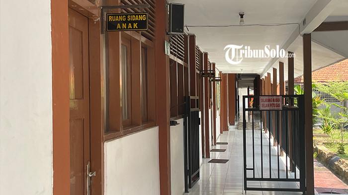 DIGELAR TERTUTUP - Sidang kedua kasus dugaan pelecehan seksual eks kepala sekolah terhadap 20 anak di bawah umur digelar tertutup di Pengadilan Negeri (PN) Sukoharjo, Kamis (24/7/2025). Penutupan sidang dilakukan karena salah satu saksi yang dihadirkan merupakan anak di bawah umur.