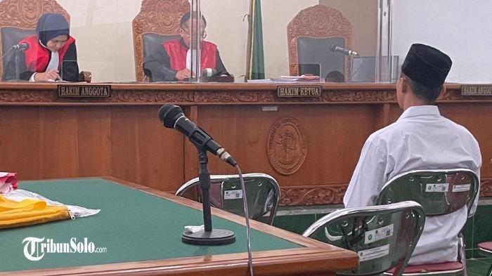 PALSUKAN DATA NIKAH - Sidang lanjutan kasus dugaan pemalsuan administrasi yang menjerat pria bernama Ikhsan Nur Rasyidin (32) kembali digelar di Pengadilan Negeri (PN) Sukoharjo pada Senin (5/5/2025). Dalam persidangan tersebut, Jaksa Penuntut Umum menghadirkan tiga orang saksi, yakni Agung Kurniawan, Slamet Widodo, serta seorang perempuan berinisial AWH yang merupakan istri sah terdakwa Ikhsan.