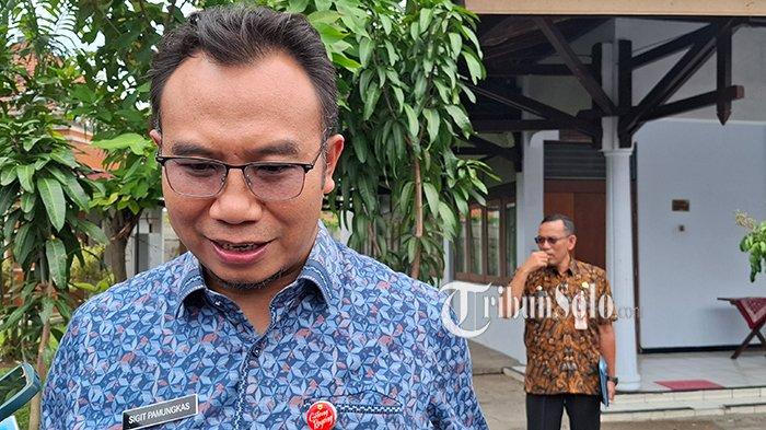 BERI KETERANGAN. Bupati Sragen, Sigit Pamungkas saat ditemui TribunSolo.com, Jumat (14/3/2025). Dia mengajukan agar Sragen dibangun Sekolah Rakyat ke pusat.