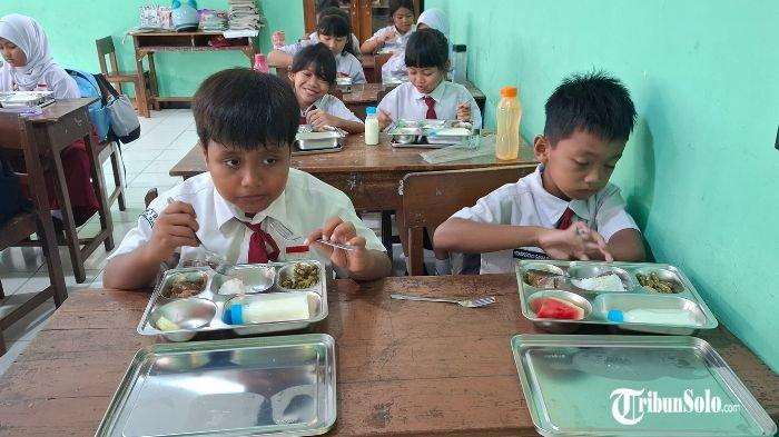 MAKAN BERGIZI GRATIS : Siswa di SDN 3 Sragen menerima makan bergizi gratis, Senin (17/2/2025).
Pelaksanaan program MBG di Kabupaten Sragen akan dievaluasi setelah berjalan selama sepekan mendatang