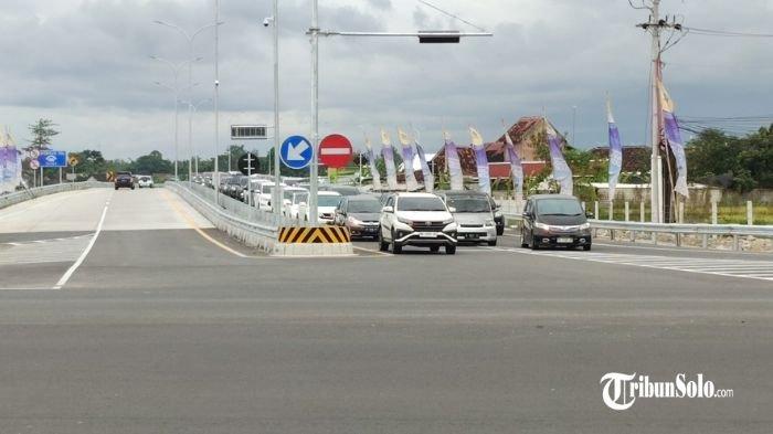 MASIH LENGANG : Situasi arus kendaraan di Gerbang Tol Klaten Kota, Kecamatan Ngawen, Kabupaten Klaten, Senin (31/3/2025) siang. Pantauan kendaraan di tiga exit tol di wilayah Kabupaten Klaten, di hari pertama perayaan Idul Fitri 1446 H / 2025 M, masih terpantau lengang, Senin (31/3/2025).