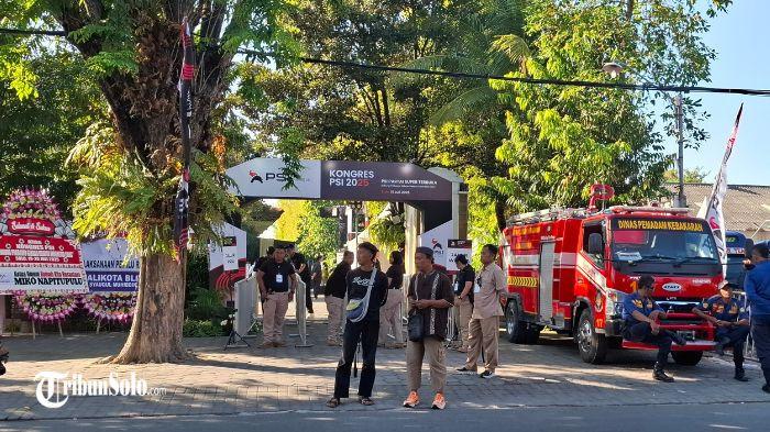 JELANG KONGRES - Situasi di depan Gedung Graha Saba Buana Solo jelang Kongres PSI hari pertama, Sabtu (19/7/2025). Jelang Kongres Partai Solidaritas Indonesia (PSI) 2025 di Kota Solo pengamanan diperketat.