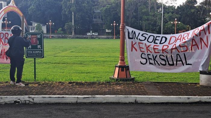 KEKERASAN SEKSUAL - Spanduk bertuliskan