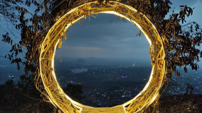 WISATA MENARIK WONOGIRI - Spot Foto di Gunung Gandul Hilltop Wonogiri, Juli 2022 lalu. Berikut rekomendasi tempat makan enak di dekat Gunung Gandul Hilltop. (KOMPAS.com/ANGGARA WIKAN PRASETYA)