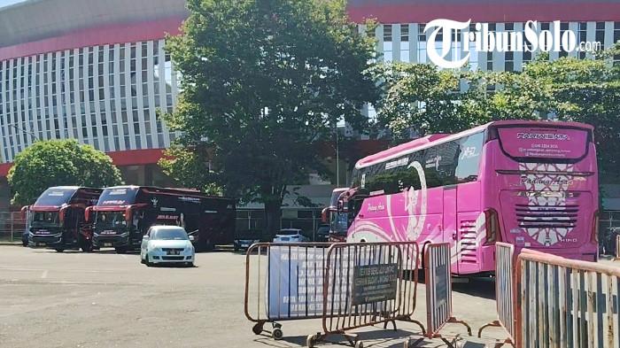 JADI LOKASI PARKIR. Penampakan kompleks halaman Stadion Manahan Solo menjadi lahan parkir bus peserta Kongres PSI, Minggu (20/7/2025). Berdasarkan pantauan TribunSolo.com, pukul 13.00 WIB di halaman kompleks Stadion Manahan Solo nampak beberapa bus terparkir di sana.