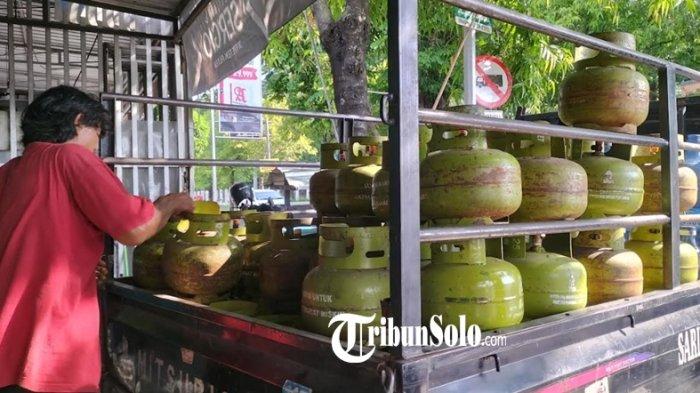 STOK GAS 3 KG DI PANGKALAN SRAGEN. Stok gas di pangkalan milik Suparman yang ada di Kelurahan Sragen Kulon, Kecamatan/Kabupaten Sragen, beberapa waktu lalu. Sejumlah pengecer mengaku keberatan jika diminta mendaftarkan diri menjadi pangkalan resmi.