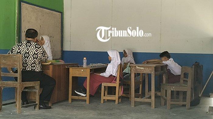 Suasana KBM kelas 3 dan 2 SDN Sambi 4, Desa Sambi, Kecamatan Sambirejo, Kabupaten Sragen, di Perpustakaan dan halaman parkir, Selasa (3/9/2024).