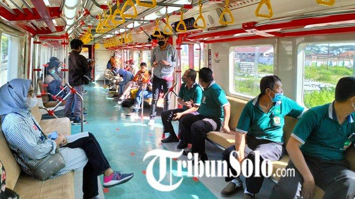 Suasana Kereta Rel Listrik (KRL) jalur Stasiun Solo Balapan