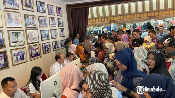 DAFTAR JKP : Suasana Pabrik PT. Sritex hari keempat pelaksanaan pencairan Jaminan Hari Tua, Senin (10/3/2025). Setelah empat hari pengurusan pencairan Jaminan Hari Tua (JHT), ribuan eks karyawan PT. Sritex kembali mendatangi pabrik untuk melakukan pendaftaran Jaminan Kehilangan Pekerjaan (JKP) yang disediakan oleh Kementerian Ketenagakerjaan.