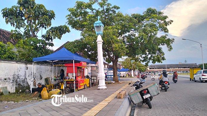 PKL DI ALUN-ALUN SELATAN. Suasana Pedagang Kaki Lima (PKL) tengah membuka lapak di Alun-Alun Selatan, Solo, Jawa Tengah, Selasa (11/3/2025). Keraton Solo mengungkap alasan sejumlah pedagang tetap diperbolehkan menggelar lapak di luar shelter yang telah dibangun. Sebab mulanya shelter dibangun untuk penataan PKL agar tidak tersebar dan membuat kesan kumuh.