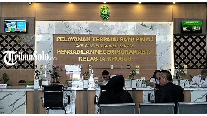 IJAZAH JOKOWI DIGUGAT. Suasana Pengadilan Negeri Surakarta usai seorang advokat gugat ijazah Joko Widodo Senin (14/4/2025). Terkait gugatan ini, Pihak PN Solo sudah memverifikasi gugatan itu dan telah menunjuk majelis hakim. Adapun majelis hakim yang ditunjuk untuk mengadili adalah Putu Gede Hariadi sebagai ketua majelis hakim serta Sutikna dan Wahyuni Prasetyaningsih sebagai hakim anggota.