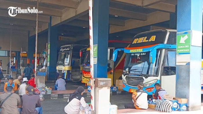 TERMINAL TIRTONADI - Suasana Terminal Tipe A Tirtonadi Solo, Senin (28/7/2025). Mulyono, teman Joko Widodo (Jokowi) semasa berkuliah di Fakultas Kehutanan Universitas Gadjah Mada (UGM) Yogyakarta kini menjadi sorotan. Selain karena pernyataannya yang menyebut semasa kuliah tak ada penurunan di Fakultas Kehutanan, Mulyono santer diberitakan karena disebut pernah menjadi calo atau agen gelap bus di Terminal Tipe A Tirtonadi Solo.