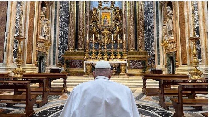 KONKLAF PAUS BARU - Suasana di Basilika Santa Maria Mayor saat pemakaman Paus Fransiskus, 26 April 2025. Diketahui usai wafatnya Paus Fransiskus, Vatikan bersiap akan melakukan pemilihan Paus baru pada 7 Mei 2025.