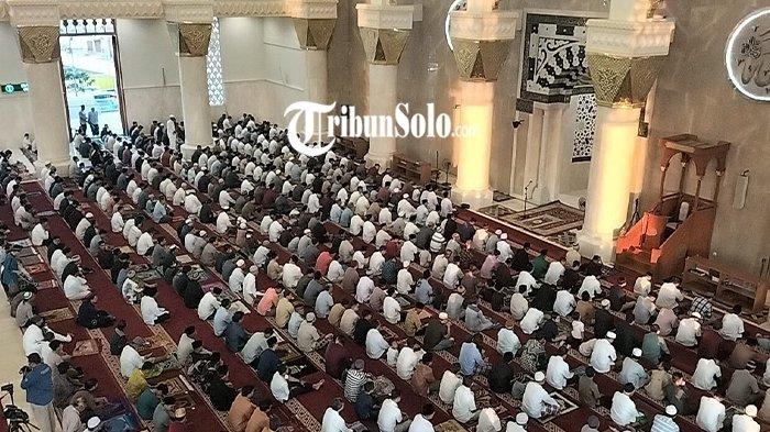 Suasana di dalam Masjid Agung Madaniyah Karanganyar jelang Salat Idul Adha 1444 H, Kamis (29/6/2023)