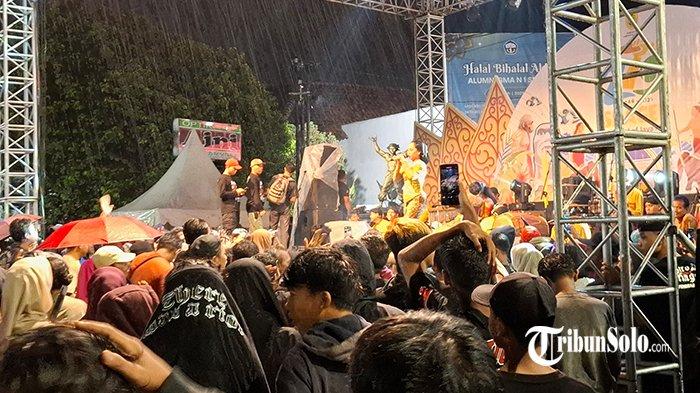 HARI JADI SRAGEN - Suasana festival hari jadi Sragen ke-279 di panggung campursari di sepanjang Jalan Raya Sukowati pada Sabtu (10/5/2025) malam. Acara yang diisi oleh pesinden Rina Aditama dan kelompok campursari Arseka itu dipadati warga Sragen.
