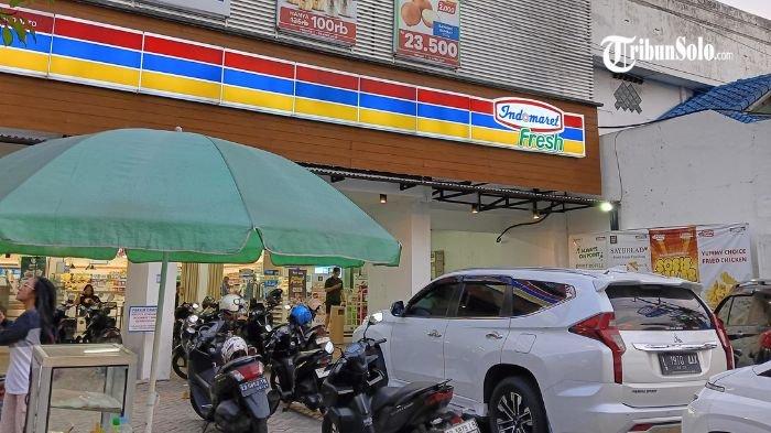 GERAI INDOMARET : Suasana gerai Indomaret Fresh di Solo, Rabu (9/4/2025). Belum ada penjualan Jersey Timnas Indonesia di semua gerai Indomaret Fresh di Kota Solo.