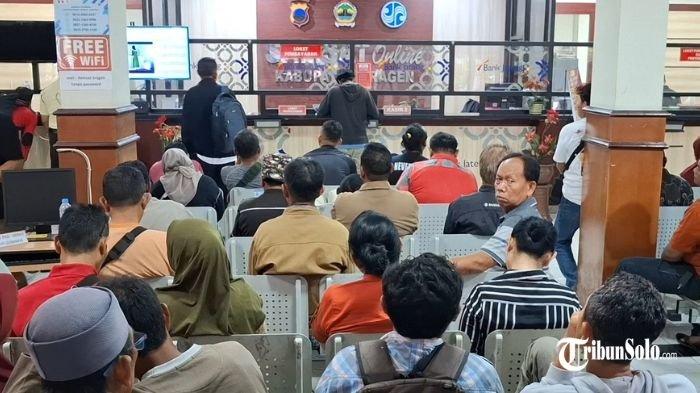 RAMAI : Suasana kantor Samsat Sragen, dipenuhi warga yang hendak membayar pajak kendaraan pasca libur lebaran, Rabu (9/4/2025). Pasca libur lebaran usai, kantor Samsat Sragen langsung dipenuhi warga yang hendak membayar pajak kendaraan.