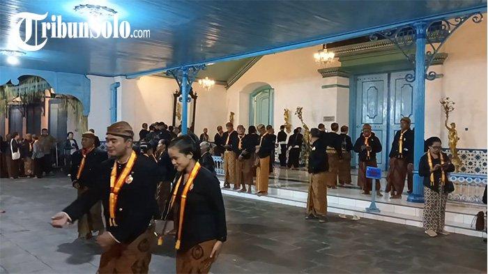 MULAI RAMAI. Suasana kawasan Keraton Kasunanan Solo jelang Kirab Pusaka Malam 1 Sura, Kamis (26/6/2025). Tepat pada Kamis (26/6/2025) malam, Keraton Kasunanan Solo menggelar tradisi Kirab Malam 1 Sura Dal - 1959. Tradisi adat tersebut digelar untuk memperingati pergantian tahun dalam penanggalan Jawa.