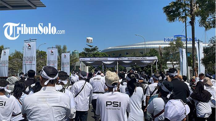 KONGRES PSI. Ratusan simpatisan Partai Solidaritas Indonesia (PSI) mulai memadati kawasan Edutorium Universitas Muhammadiyah Surakarta (UMS), Minggu (20/7/2025). Mereka hadir dari berbagai wilayah Solo Raya dan luar daerah.