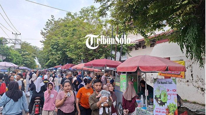 PASAR RAMADAN SRAGEN. Suasana pasar ramadan di Jalan Ade Irma Suryani Nasution di sebelah timur Kantor Pemda Sragen yang lama, Minggu (2/3/2025). (Tribun Solo / Septiana Ayu)