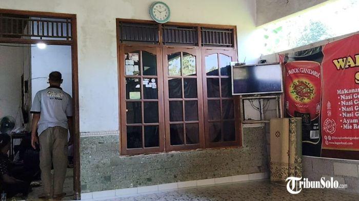 RUMAH DUKA - Suasana rumah duka orang tua Bagas Dwi Adianto (19) warga Desa Kalijirak, Kecamatan Tasikmadu, Kabupaten Karanganyar, Selasa (22/7/2025). Korban terlibat kecelakaan di wilayah Kecamatan Kebakkramat, Kabupaten Karanganyar, Senin (21/7/2025) sore.