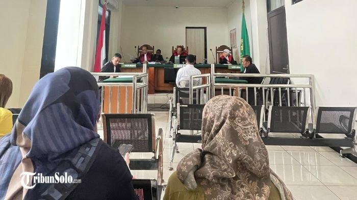 VONIS - Suasana sidang putusan eks pegawai bank pelat merah di Wonogiri yang korupsi Rp 3,3 M pada Rabu (23/4/2025). Eks pegawai bank pelat merah di Wonogiri, OM (36) terbukti melakukan korupsi sebesar Rp 3,3 miliar dalam persidangan di Pengadilan Tipikor Semarang.