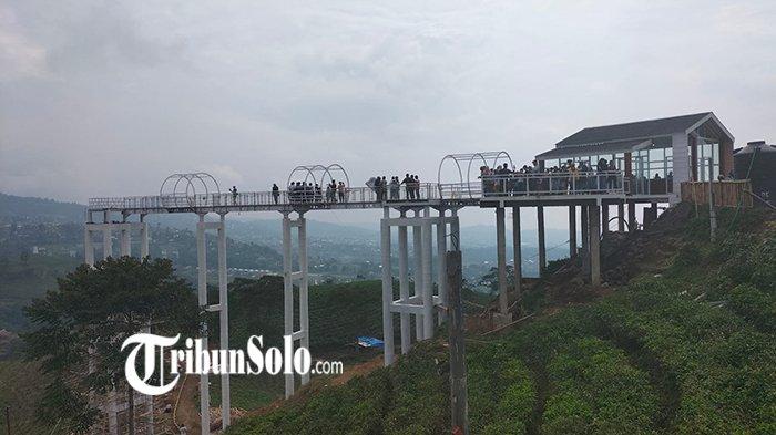 Suasana wahana baru Karanganyar, Jembatan Kaca 'Kemuning Sky Hills' di Desa Kemuning, Kecamatan Ngargoyoso, Kabupaten Karanganyar, Minggu (29/1/2023)
