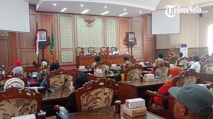 Puluhan warga Dusun Karang Duren, Desa Sraten, Kecamatan Gatak, Kabupaten Sukoharjo, mengadakan hearing untuk membahas permasalahan bau tak sedap yang disebabkan oleh peternakan babi di wilayah mereka.