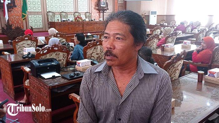 Perwakilan warga, Suroto saat menghadiri hearing untuk membahas permasalahan bau tak sedap yang disebabkan oleh peternakan babi di wilayah mereka.
