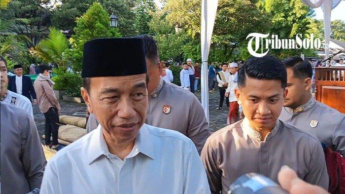 TAK OPEN HOUSE - Presiden ke-7 RI Jokowi saat ditemui usai mengikuti salat Idul Fitri di Graha Saba Buana, Solo, Jawa Tengah, Senin (31/3/2025). Jokowi memilih tak menggelar open house dan mau menghabiskan waktu Lebaran bersama anak dan cucunya.