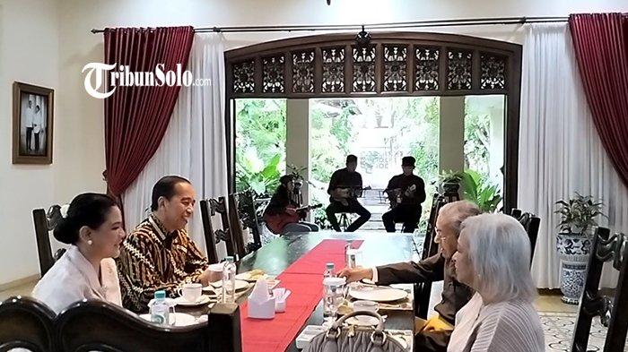 TAMU JOKOWI. Mantan Perdana Menteri Malaysia Tun Dr. Mahathir bin Mohamad saat mendatangi kediaman Presiden ke-7 RI Jokowi di Sumber, Banjarsari, Solo, Rabu (26/1/2025). Dalam kesempatan itu, Jokowi menjamu tamunya dengan kudapan khas Solo, mulai dari onde-onde hingga sosis.