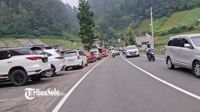 TAWANGMANGU PASCA LEBARAN - Kondisi arus lalu lintas di Kawasan Wisata Tawangmangu, Kabupaten Karanganyar saat libur lebaran, Sabtu (5/4/2025). Saat libur lebaran tahun 2025, kawasan wisata Tawangmangu di Kabupaten Karanganyar tidak seramai tahun sebelumnya.