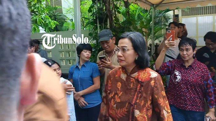 TEMUI JOKOWI DI SOLO - Menteri Keuangan (Menkeu) Sri Mulyani temui Jokowi di kediamannya di Kelurahan Sumber, Kecamatan Banjarsari, Kota Solo, Kamis (3/4/2025) siang. Usai Wakil Menteri Dalam Negeri (Wamendagri) RI Arya Bima, kini Menteri Keuangan (Menkeu) RI Sri Mulyani nampak menemui Presiden RI ke-7 tersebut