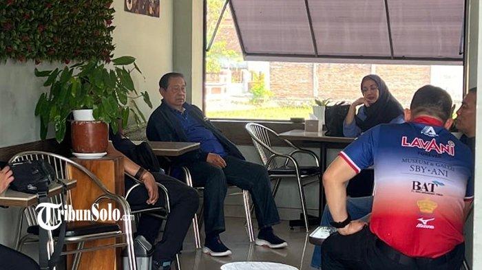 TRANSIT DI SPBU - Presiden ke-6 Republik Indonesia, Susilo Bambang Yudhoyono (SBY), saat transit di SPBU Jombor, Sukoharjo, Kamis (3/7/2025). Tidak ada pengawalan berlebihan atau protokoler yang mencolok, SBY sempat turun dari sebuah bus dan berjalan santai menuju salah satu kafe yang berada di dalam kompleks SPBU.