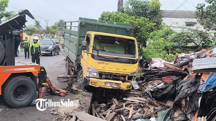 TRUK TABRAK ANGKRINGAN - Sebuah truk menabrak warung angkringan di jalan Diponegoro atau lingkar Bypass Klaten, Desa Karanganom, Kecamatan Klaten Utara, Kabupaten Klaten, Senin (26/5/2025). Diduga dua orang menjadi korban, di mana keduanya telah dilarikan ke rumah sakit pasca kejadian.