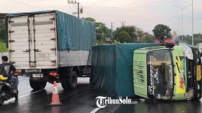TRUK TERGULING DI KLATEN. Sebuah truk muatan tepung terigu terguling di Jalan Jogja-Solo, depan Exit Tol Polanharjo di Desa Kuncen, Kecamatan Ceper, Kabupaten Klaten, Jumat (21/2/2025). Truk dengan nopol L 8378 UT itu menutup sebagian ruas jalan dari arah Klaten menuju Solo.
