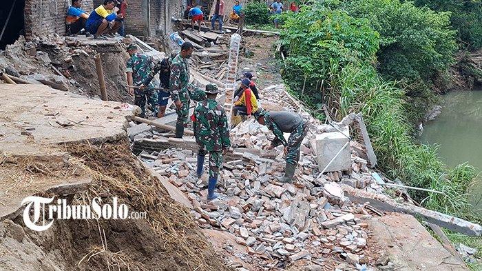 Talut di tepi aliran Sungai Mungkung di Kampung Ngangin, Kelurahan Karangtengah, Kecamatan/Kabupaten Sragen amblas sedalam 6 meter
