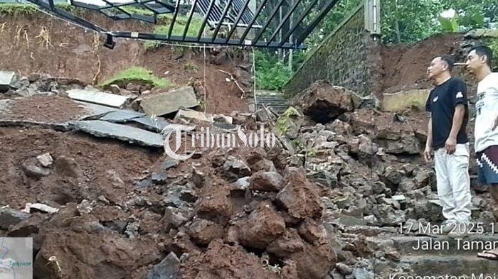 TERTIMPA TANAH. Talut longsor menimpa dua rumah di perumahan Taman Melati Desa Metuk, Kecamatan Mojosongo, Senin (17/3/2025). Satu rumah mengalami rusak berat dan tidak bisa dihuni.